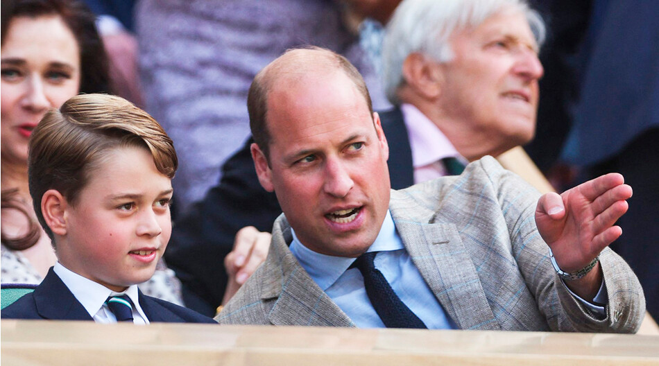 Принц Уильям объясняет старшему сыну принцу Джорджу стратегию игры в теннис во Всеанглийском клубе лаун-тенниса и крокета - 10 июля 2022 года в Лондоне, Англия